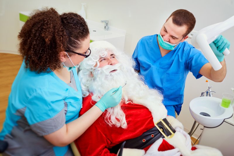 A dentist in Chesterton helping a holiday patient 